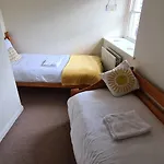 Lovely 2 Bedroom In Town Centre *