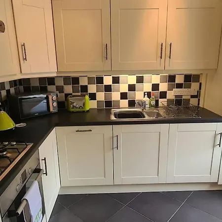 Lovely 2 Bedroom In Town Centre Apartman