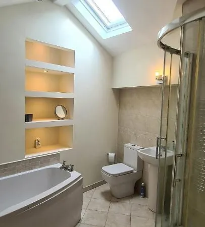 Lovely 2 Bedroom In Town Centre Apartman