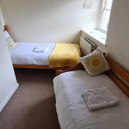 Lovely 2 Bedroom In Town Centre *