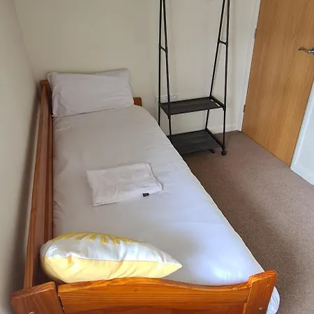 Lovely 2 Bedroom In Town Centre *