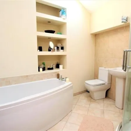 Lovely 2 Bedroom In Town Centre