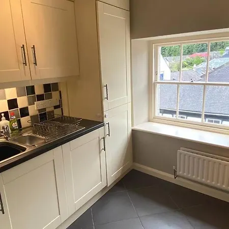 Lovely 2 Bedroom In Town Centre Apartment *